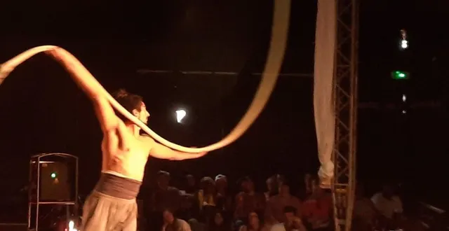 photo  deux pans de tissus aériens permettent à cet acrobate d’évoluer dans les airs avec grâce et légèreté.  &copy;  ouest-france 