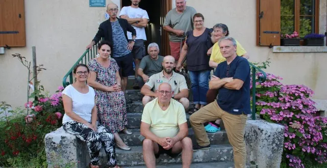 photo  thierry soulas, président (à droite), accompagné de guy volnay, trésorier, de patricia samson, vice-présidente et de membres du bureau et bénévoles à sa droite.  &copy;  ouest-france 