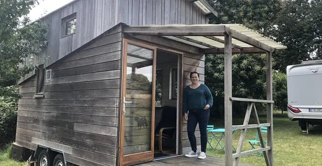 photo  adèle laurent est cogérante du camping la touche à domfront-en-poiraie (orne) qui propose une expérience dans une tiny house et en canadienne.  &copy;  ouest-france 
