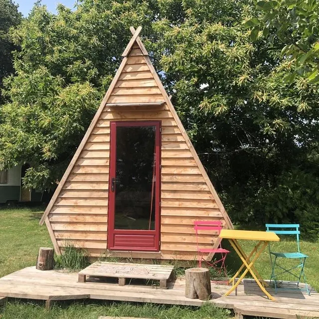 photo au camping la touche à domfront-en-poiraie, une canadienne en bois est disponible pour la saison 2023.  ©  ouest-france