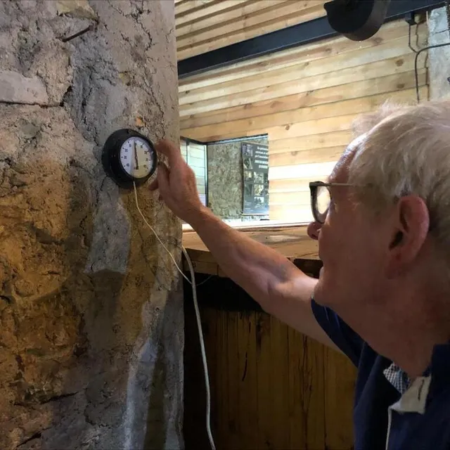 photo les bénévoles s’assurent de la bonne température du bain à l’aide d’un thermostat.  ©  ouest-france