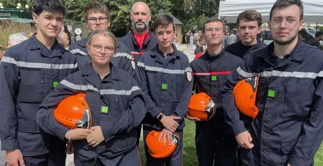 photo  ces jeunes sapeurs-pompiers (ici avec leur moniteur, à l’arrière-plan) rejoindront en septembre les rangs des pompiers d’argentan. le carré vert à la place du grade indique qu’ils (et elle) sont en quatrième année de formation.  &copy;  ouest-france 