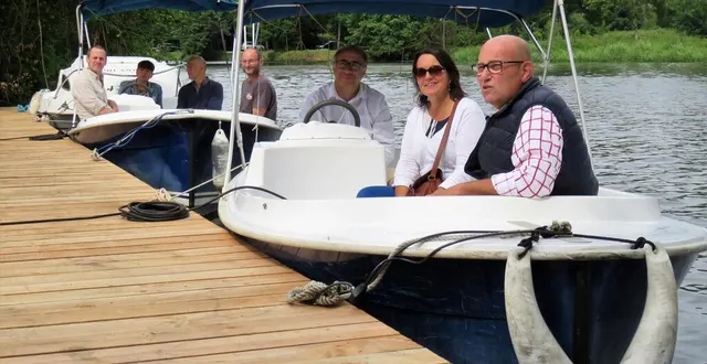 photo  ils ont pris place à bord, lors de l’inauguration du ponton le 5 juillet 2023, les élus locaux et représentants de l’office du tourisme vallée de la sarthe aux côtés de jean-yves bellet et magalie souchard-lehoux.  &copy;  ouest-france 