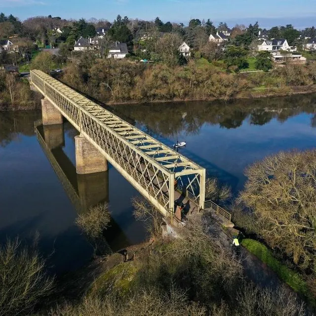photo près de sept mois de travaux sont prévus pour la rénovation du pont de pruniers qui relie bouchemaine et saintes-gemmes-sur-loire.  ©  co – josselin clair