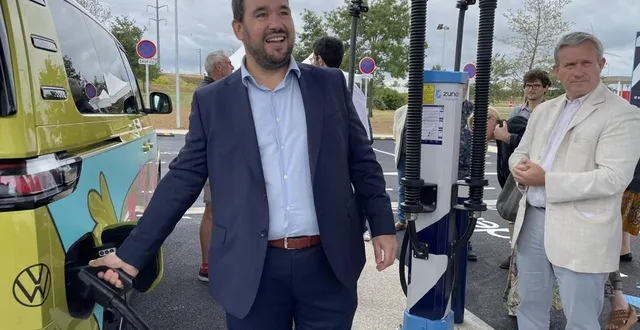photo  pdg de zunder, daniel perez a inauguré la station à argentan.  &copy;  ouest-france 