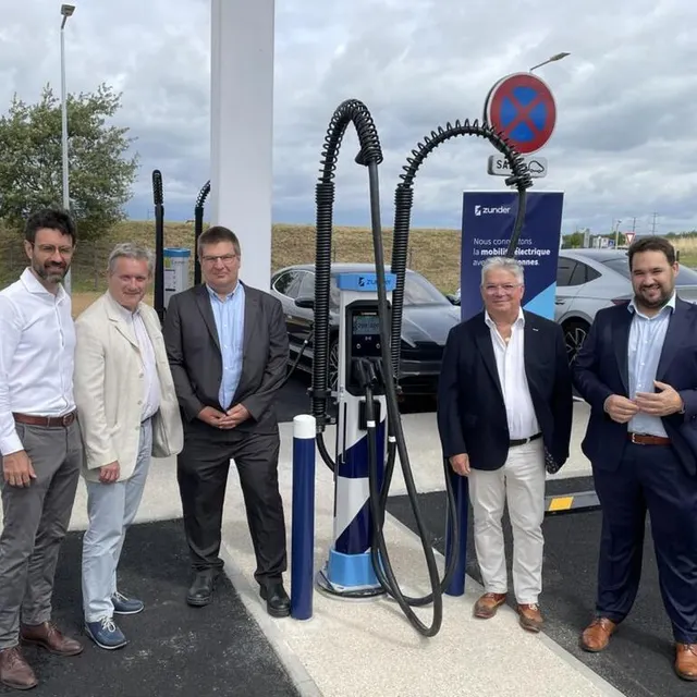 photo les responsables de zunder, avec les élus et les responsable de l'a88 et d’enedis, lors de l’inauguration.  ©  ouest-france