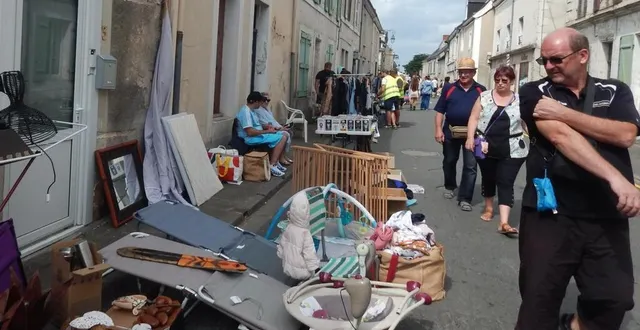 photo  les chineurs pouvaient faire des emplettes auprès d’une quarantaine d’exposants, dans les rues du village.  &copy;  le maine libre 