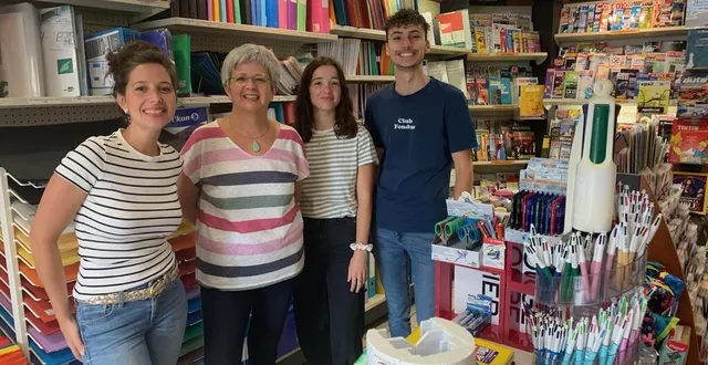 photo  nadine enguehard, la patronne de la librairie l’âme du cinq (deuxième à partir de la g.), renforce son équipe pour la préparation des kits de fournitures scolaires.   &copy;  le maine libre 