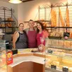 photo jérôme toublanc (au centre) entouré d’angèle toublanc à sa gauche et de manon, dans la boulangerie-pâtisserie du chédouet à villeneuve-en-perseigne (sarthe).