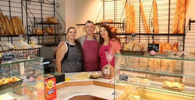 photo  jérôme toublanc (au centre) entouré d’angèle toublanc à sa gauche et de manon, dans la boulangerie-pâtisserie du chédouet à villeneuve-en-perseigne (sarthe).  &copy;  ouest-france 