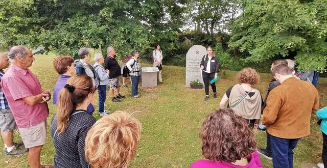 photo  des stèles marquent les deux lieux de parachutage du village.  &copy;  archives co 