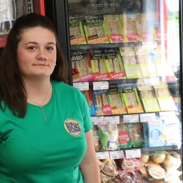 photo klara divay propose une gamme de sandwiches pour les festivaliers à l’épicerie.  ©  ouest-france