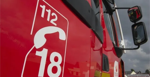 photo  seize sapeurs-pompiers ont été envoyés pour maîtriser l’incendie dans un bâtiment agricole à carrouges (photo d’illustration).  &copy;  archives ouest-france 