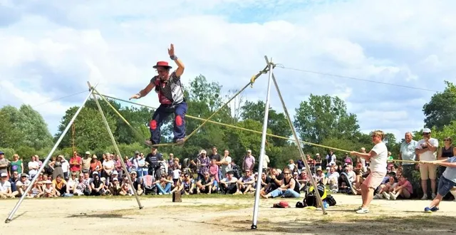 photo  le clown mister banana demande au public de tenir les cordes sur lesquelles il reste en équilibre.  &copy;  ouest-france 