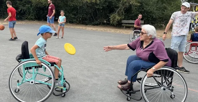 photo  marius 7 ans et marie-cécile, sa grand-mère jouent pour la première fois ensemble en fauteuil roulant.  &copy;  ouest-france 