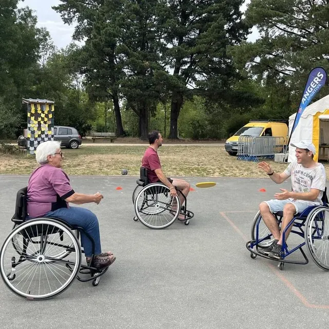photo marie-cécile pageau lance son frisbee à ghislain boisard, éducateur sportif en charge de l’activité.  ©  ouest-france