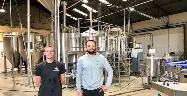 photo  les cogérants, franck royer (à gauche) et cédric grouard dans le nouveau local de la rue granger.   &copy;  le maine libre 