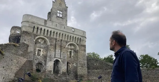 photo  emmanuel dupont devant le donjon du château du plessis-macé, dans la commune de longuenée-en-anjou, près d’angers (maine-et-loire).  &copy;  ouest-france 