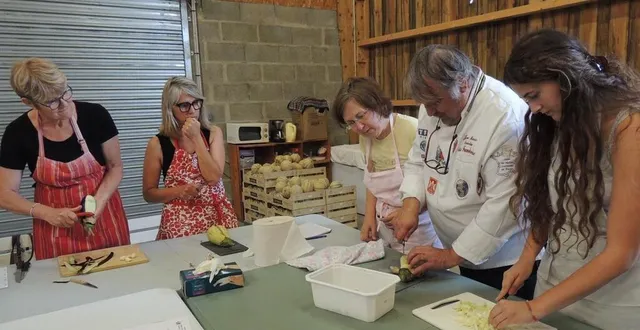photo  un atelier cuisine assaisonné d’anecdotes et d’une bonne dose de bonne humeur avec le chef jean-marie barbotin, un épicurien de la première heure.   &copy;  le maine libre 
