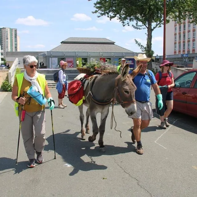photo munis de gants et de sacs-poubelles, les marcheurs ont ramassé les déchets sur leur passage.  ©  le maine libre