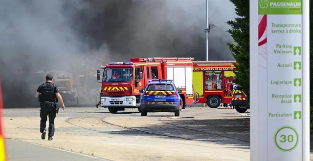 photo  une quarantaine de sapeurs-pompiers ont été mobilisés ce samedi 22 juillet 2023 dans l’entreprise passenaud recyclage à champagné.  &copy;  le maine libre – yvon loué 