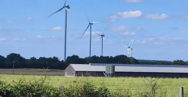 photo  les cinq éoliennes du parc d’angrie.  &copy;  ouest-france 