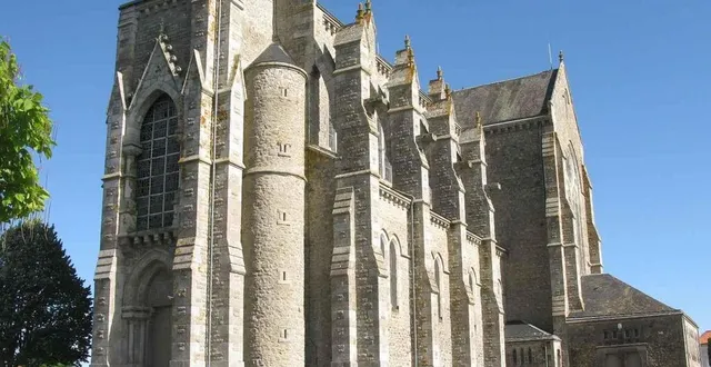 photo  dans les pas de la vierge à la basilique de pitié, à la chapelle-saint-laurent.  &copy;  archives co 