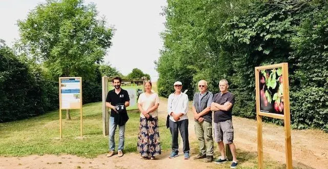 photo  de g. à dr : rémi jardin, géraldine chaillou-vogel, jacques piette, gérard colin et andré bourmault, sur la voie verte près de la gare de vezot.  &copy;  le maine libre 