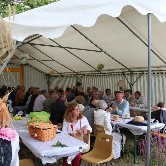photo les 370 personnes étaient rassemblées pour déguster cinq cochons de lait de 47 kg.  ©  ouest-france