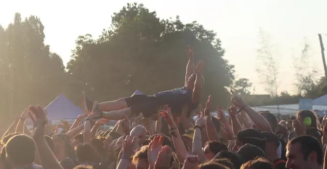 photo  l’ambiance était très joyeuse dans la foule, qui a offert un accueil chaleureux aux artistes.  &copy;  ouest-france 