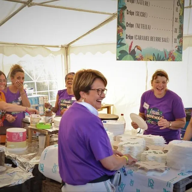 photo le travail ne s’est pas arrêté, la bonne humeur non plus, pour ces bénévoles du festival.  ©  ouest-france