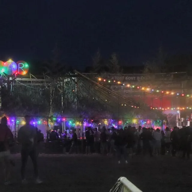 photo le bar central prend toutes ses couleurs la nuit.  ©  ouest-france