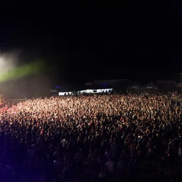 photo une foule de plus de 6 000 personnes s’est réunie devant la scène, samedi soir.  ©  ouest-france