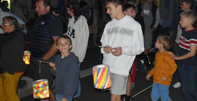 photo  les jeunes ont apprécié la retraite aux flambeaux.  &copy;  le maine libre 