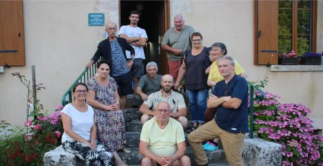 photo  la nouvelle équipe a su s’entourer de bénévoles  &copy;  le maune libre 