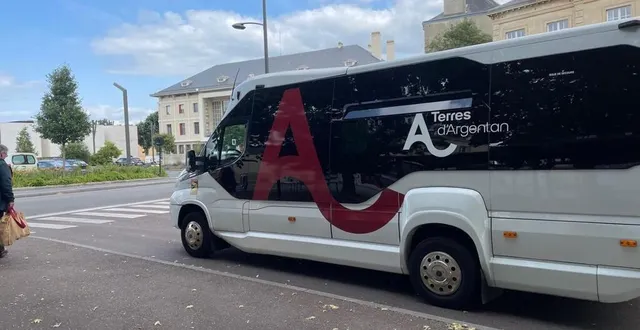 photo  un des bus floqués aux couleurs de terres d’argentan.  &copy;  ouest-france 