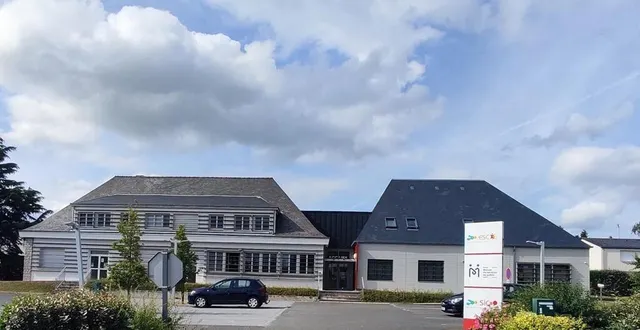 photo  il suffit parfois de pousser la porte de l’espace socioculturel de l’avenue firmin-tortiger à candé, pour trouver réponse à ses questionnements  &copy;  ouest-france 