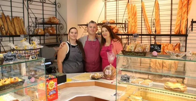 photo  jérôme toublanc, entouré d’angèle à sa gauche et de manon à sa droite  &copy;  le maine libre 