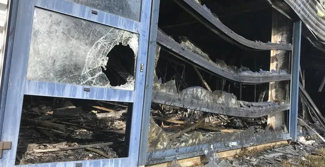 photo  les pompiers ont fracturé des vitres pour intervenir, lors de l’incendie survenu vers 22h ce dimanche 23 juillet 2023, dans la zone industrielle de la route de sablé, à la flèche.  &copy;  le maine libre 
