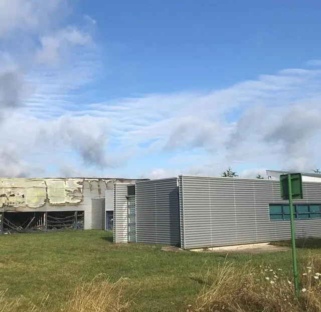 photo l'incendie était visible depuis la voie publique où 23 véhicules de pompiers circulaient.  ©  le maine libre