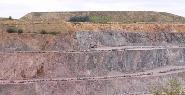 photo  la fameuse roche rose de la carrière de la gouraudière révélera ses secrets.  &copy;  archives co 