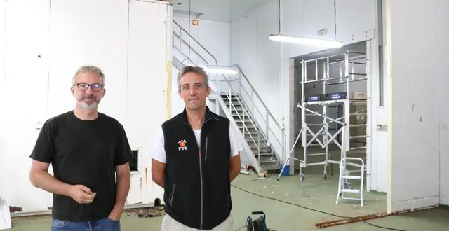 photo  les deux hommes attendent les premières machines courant octobre.  &copy;  ouest-france 