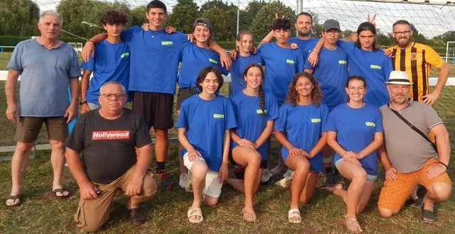 photo  les jeunes gens de concordia avec les dirigeants du club de foot qui ont passé trois matinées à repeindre la main courante du stade roger-bernard.  &copy;  le maine libre 