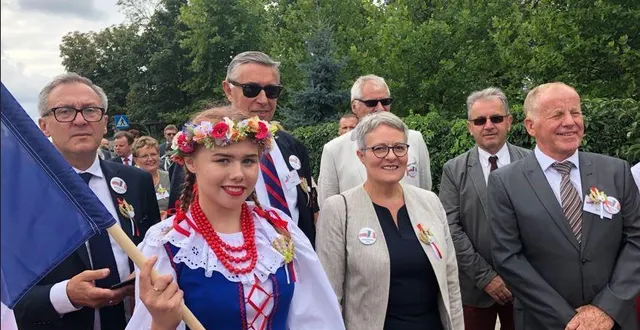 photo  lors du dernier voyage à baruchowo en pologne en 2018, la maire de bécon-les-granits marie-ange fouchereau (au centre) était présente, accompagnée de pierre-pascal bigot, président de bécon échanges amitiés (deuxième à gauche au fond) et son homologue polonais tomek pawlicki (à gauche).  &copy;  dr 