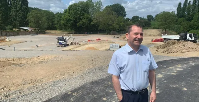 photo  le maire sébastien gouhier devant le chantier de construction de logements à la boissière  &copy;  le maine libre 