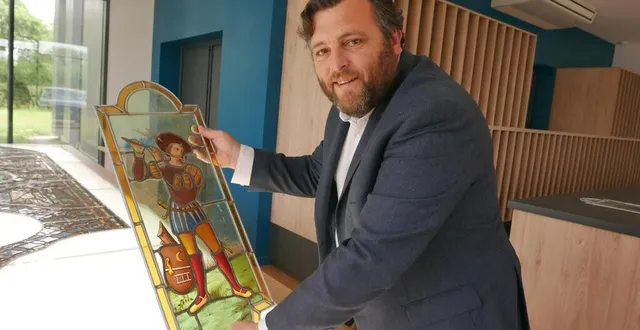 photo  le maître verrier benoît de pontbriand, à l’atelier de saint-léger-des-bois (maine-et-loire), restaure des vitraux médiévaux ou du xixe siècle. on fait aussi appel à lui pour des créations contemporaines.  &copy;  ouest-france 