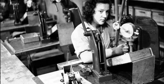 photo  en 1950, l’usine philips située au planquivon, près de la commune d’athis-val-de-rouvre, fêtait son 70 000e poste de radio.  &copy;  archives de flers/fonds guillaume 