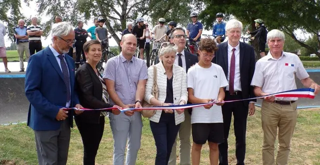 photo  la coupe du ruban tricolore sur la piste du pumptrack.  &copy;  le maine libre 