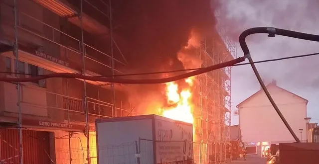 photo  un incendie s’est déclaré à 6 h 30, rue du pont-féron, à flers.  &copy;  selma findik 