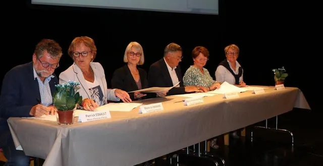 photo  signature de l’ort (opération de revitalisation des territoires) avec, de gauche à droite, pierrick esnault (maire d’ombrée-d’anjou), marie-jo hamard (conseillère départementale), marie-pervenche plaza (sous-préfète de saumur), gilles grimaud (président d’anjou bleu communauté), patricia maussion (conseillère régionale) et geneviève coquereau (maire de segré-en-anjou bleu).  &copy;  ouest-france 